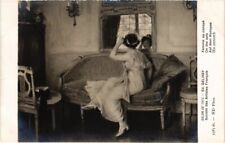 Old postcard AK woman with sofa - Ed. Gelhay SALON DE PARIS (1355940)
