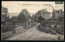 Old postcard Ile Saint-Cast /C.-du-N., La Grimpette, view of the street and the houses standing 