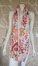 Echarpe blanche motifs floraux