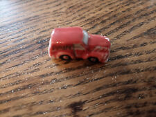 fève vielle voiture rouge