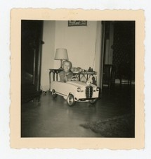 PHOTO amateur snapshot, vintage toy pedal car pedal car