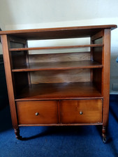 meuble tv hifi en  merisier compact et facile à se déplacer avec roulettes. 