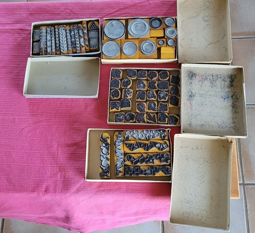 Ancienne boite avec tampons - ancienne,