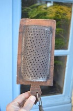 Ancienne Râpe à Fromage Art