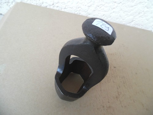 Old tool outil - /,