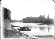 T066c Barques sur une rivière. France, 1900. Photo négative verre