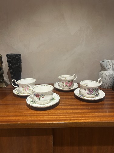 Lot tasses et 4 - tasses,