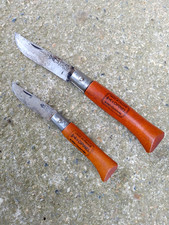 ANCIEN LOT COUTEAUX PLIANTS OPINEL LA MAIN COURONNEE N°3 ET N°5 -