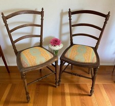 Lot de deux chaises anciennes