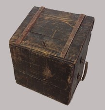 Ancien coffre pentu en bois