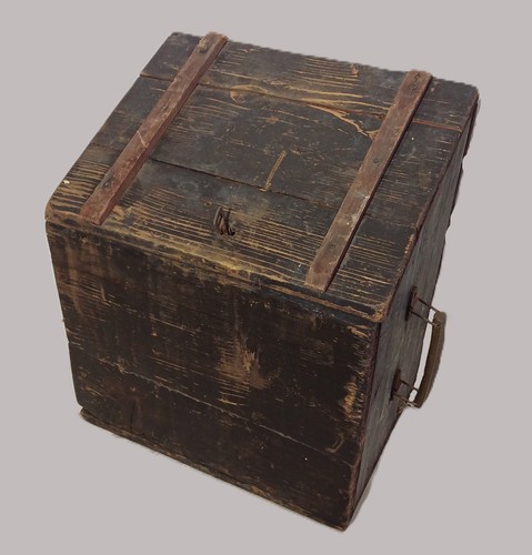 Ancien coffre pentu - en, bois