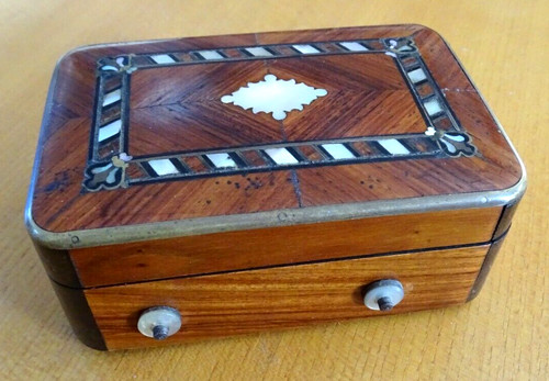 Ancienne petite boite - , à