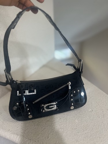 Gussaci black monochrome
