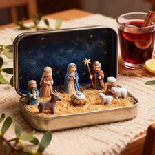 Mini crèche de Noël en boite métal pour bureau ou voyage déco vacances