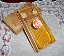 flacon de parfum parmi les