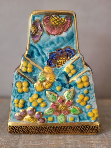 Vase fleuri signé production