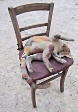 Chat jouant. Papier mâché sur chaise 19ème, Grandeur nature, milieu 20ème Sculpt