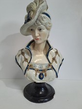 Buste femme au chapeau - terre