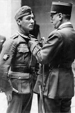 WW2 - Remise de décoration à un soldat de la Légion des volontaires français(LVF