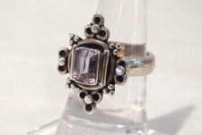 Bague en argent 925 ponçonnée, sertie d'une améthyste facettée rectangulaire.