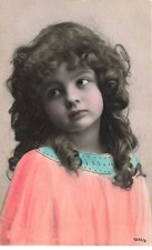Enfant - Fillette avec des cheveux long