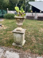 Vasque ancienne en pierre sur