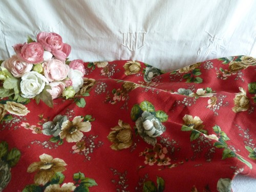 Ancien coupon tissu rouges