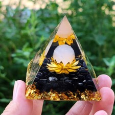 ORGONITE PYRAMIDE LOTUS DIVIN EN OBSIDIENNE ET QUARTZ ROSE