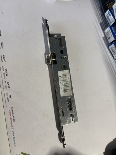 Serrure barillet pour porte - à,