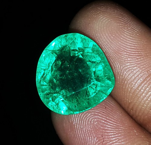 Emeraude verte naturelle 47 - verte, 10,47