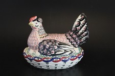 Terrine poule sur son nid