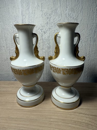Une paire vases - une,