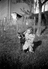 Jeune femme avec chèvre