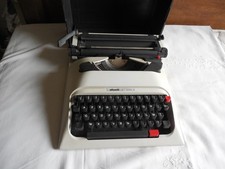 MACHINE A ECRIRE OLIVETTI LETTERA 12 DESIGN MARIO BELINNI 1978