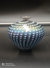 Vase soliflore en verre irisé signé  Kosta Boda, Suède, numéroté .