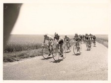 OLD PHOTOGRAPH CYCLING RACE TOUR DE FRANCE CYCLISTS ON THEIR BIKES