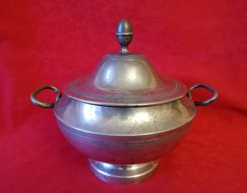Soupière poinçonnée - , en