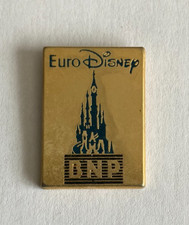 97 - Pin's CHATEAU EURO DISNEY - BNP - Signé DISNEY