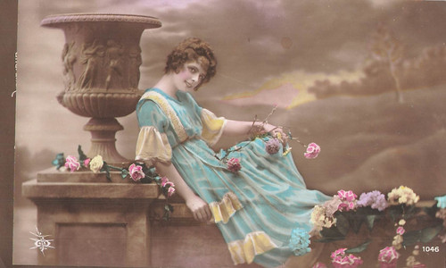 Femme elegante maquillee - cp,