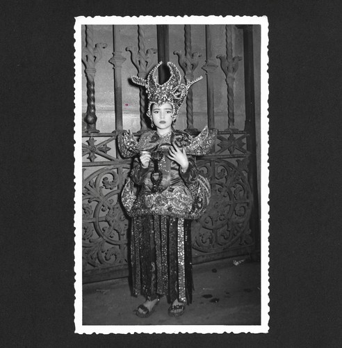 Fille costume traditionnel