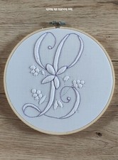 Boutis Provençal  " L"  en couleurs, diam 27cm,dans son tambour NEUF