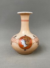 Petit vase en opaline, décor à l'Antique, début XXe