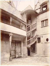 France, Tours, cour intérieure, escaliers colimaçon, décoration, ornements  vint