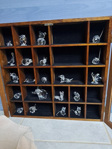 Vitrine avec figurines - vitrine,