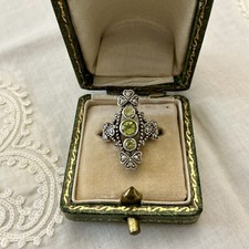 PÉRIDOT , PERLE FINE, FLEUR