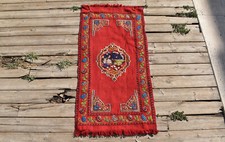 Petit tapis de chaise rouge