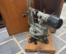 Tachéomètre autoréducteur