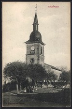 CPA Croismare, Église avec horloge et arbres au premier plan 