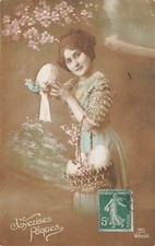 CP PAQUES FEMME ELEGANTE PANIER OEUFS - 43483