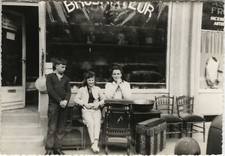 OLD PHOTO - VINTAGE SNAPSHOT - CURIOSITY FLEA MARKET FLEA MARKET STORE-SHOP 4